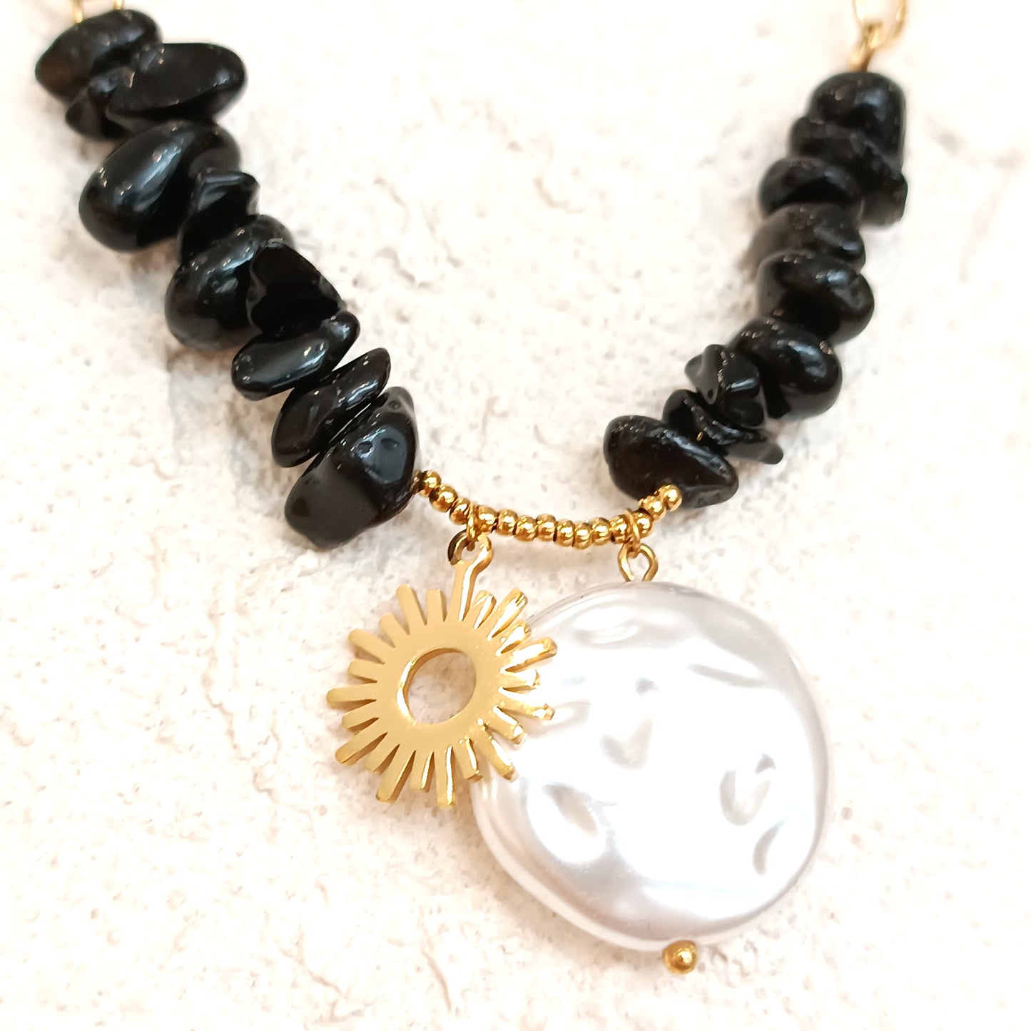 Collar piedras negras y blanca