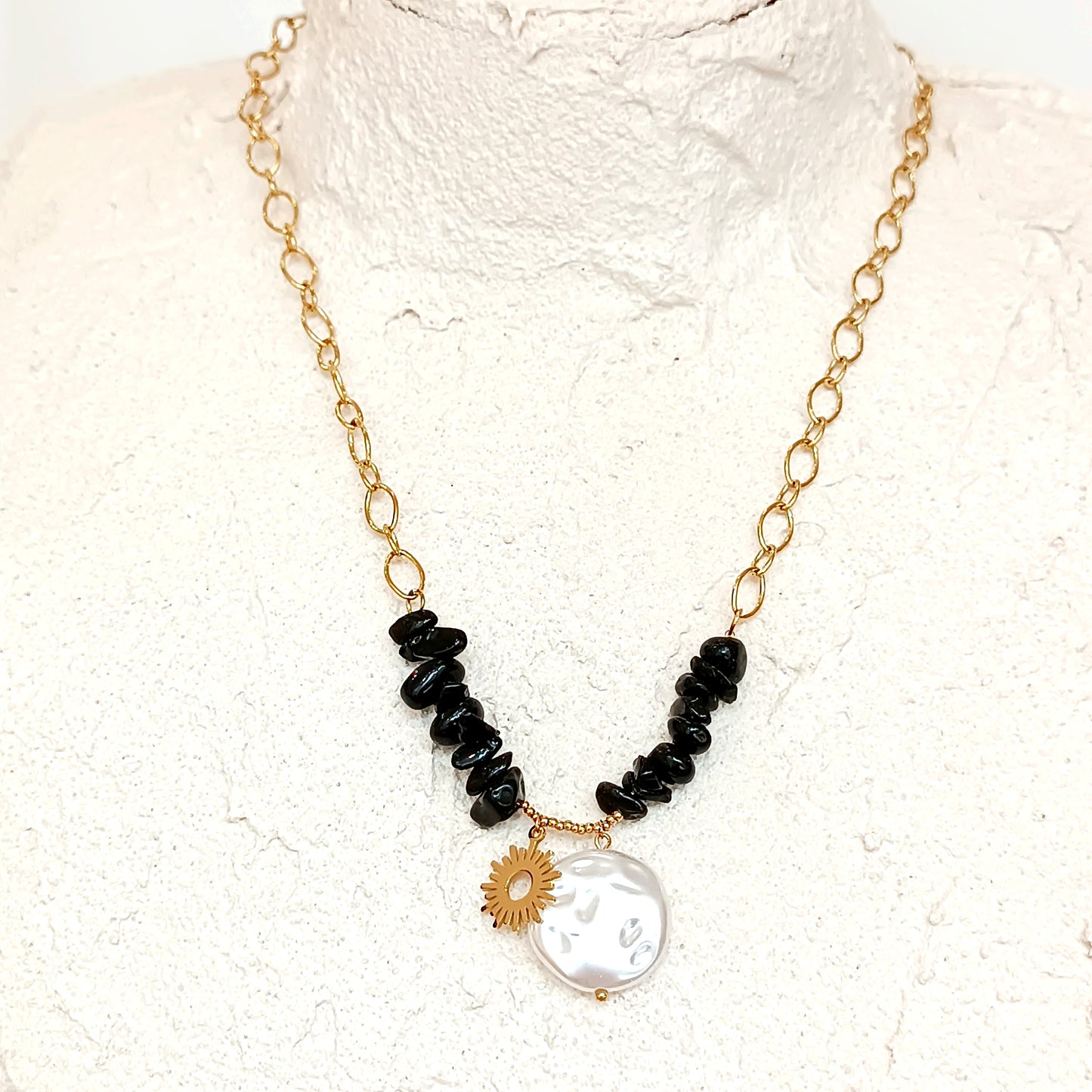 Collar piedras negras y blanca