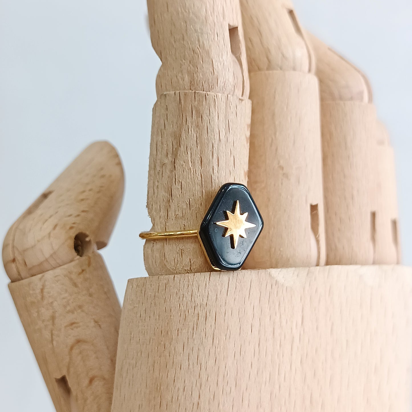 Anillo negro y estrella dorada