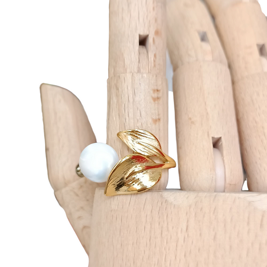 Anillo dos hojas y perla