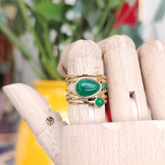 Anillo dorado con piedras verdes