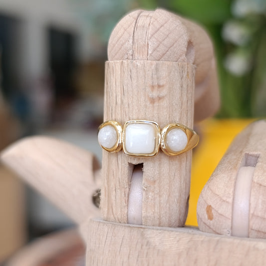 Anillo con 3 piedrecitas blancas