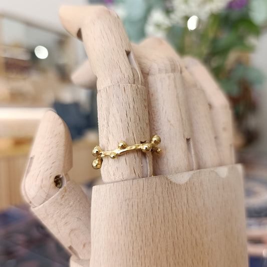 Anillo dorado con bolitas