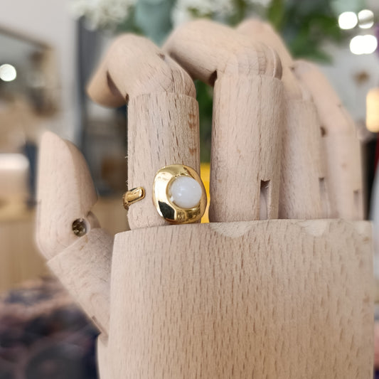 Anillo dorado con perla en el centro