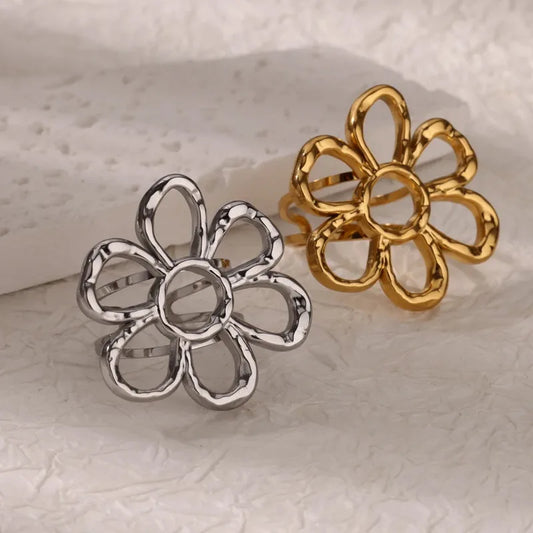 Anillo  Margarita martillada dorado