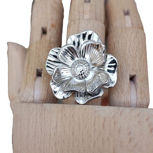 Anillo flor grande